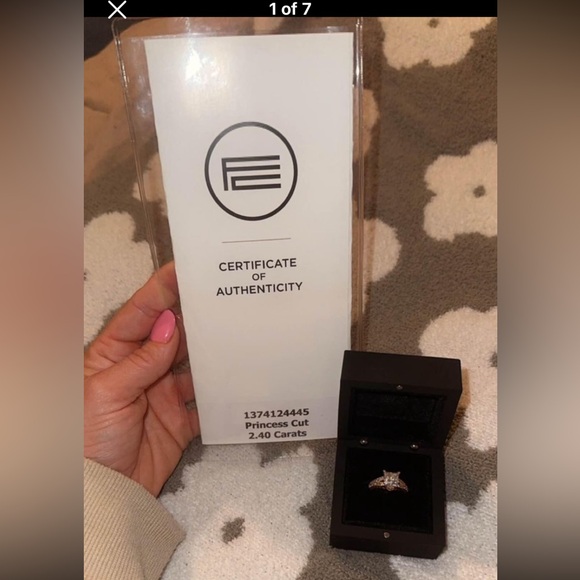 Engagement ring - Picture 1 of 6